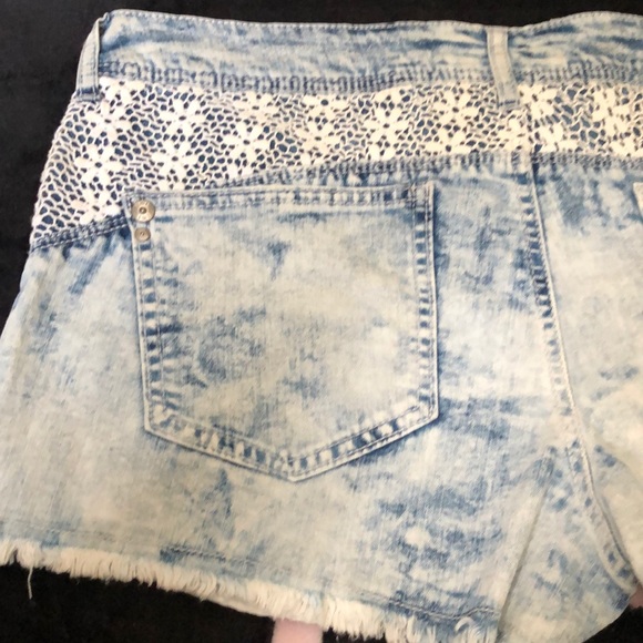 🧩No bounderies stone washed shorts with crochet lace detail Sz 13 NWOT - Picture 4 of 5